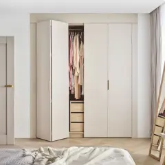 Jak urządzić salon z szafą, aby zyskać więcej przestrzeni i stylu