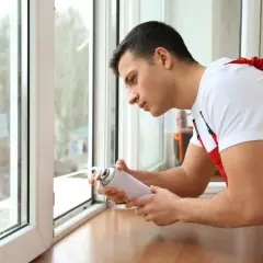 Jak usunąć taśmę z okien plastikowych bez uszkadzania powierzchni