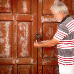 Jak odnowić stare drzwi i przywrócić im dawny blask bez wysiłku
