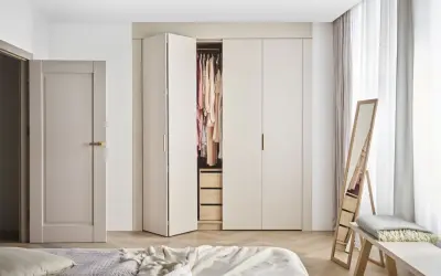 Jak urządzić salon z szafą, aby zyskać więcej przestrzeni i stylu
