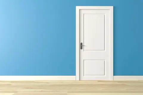 Jakie wymiary otworu pod drzwi 90 cm, aby uniknąć problemów?