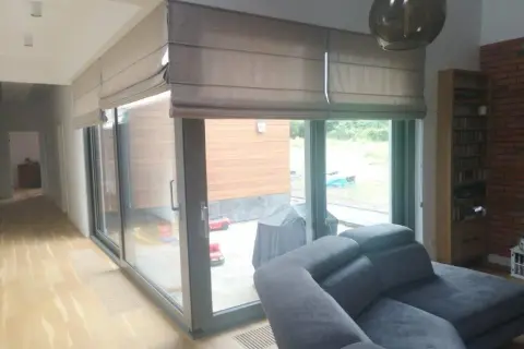 Jaki kolor rolet chroni przed słońcem i skutecznie chłodzi wnętrze