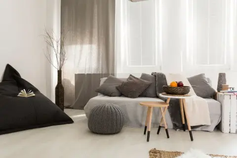 Jakie zasłony do salonu aranżacje, które odmienią Twoje wnętrze?