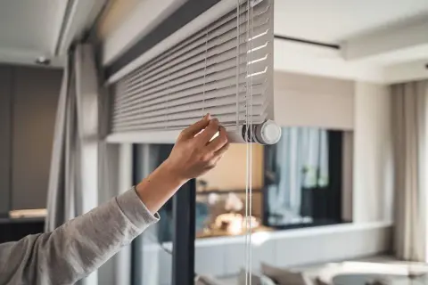 Jak zdemontować roletę wewnętrzną bez uszkodzeń i frustracji
