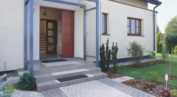 Jak zrobić zadaszenie nad drzwi - proste kroki i materiały do wyboru