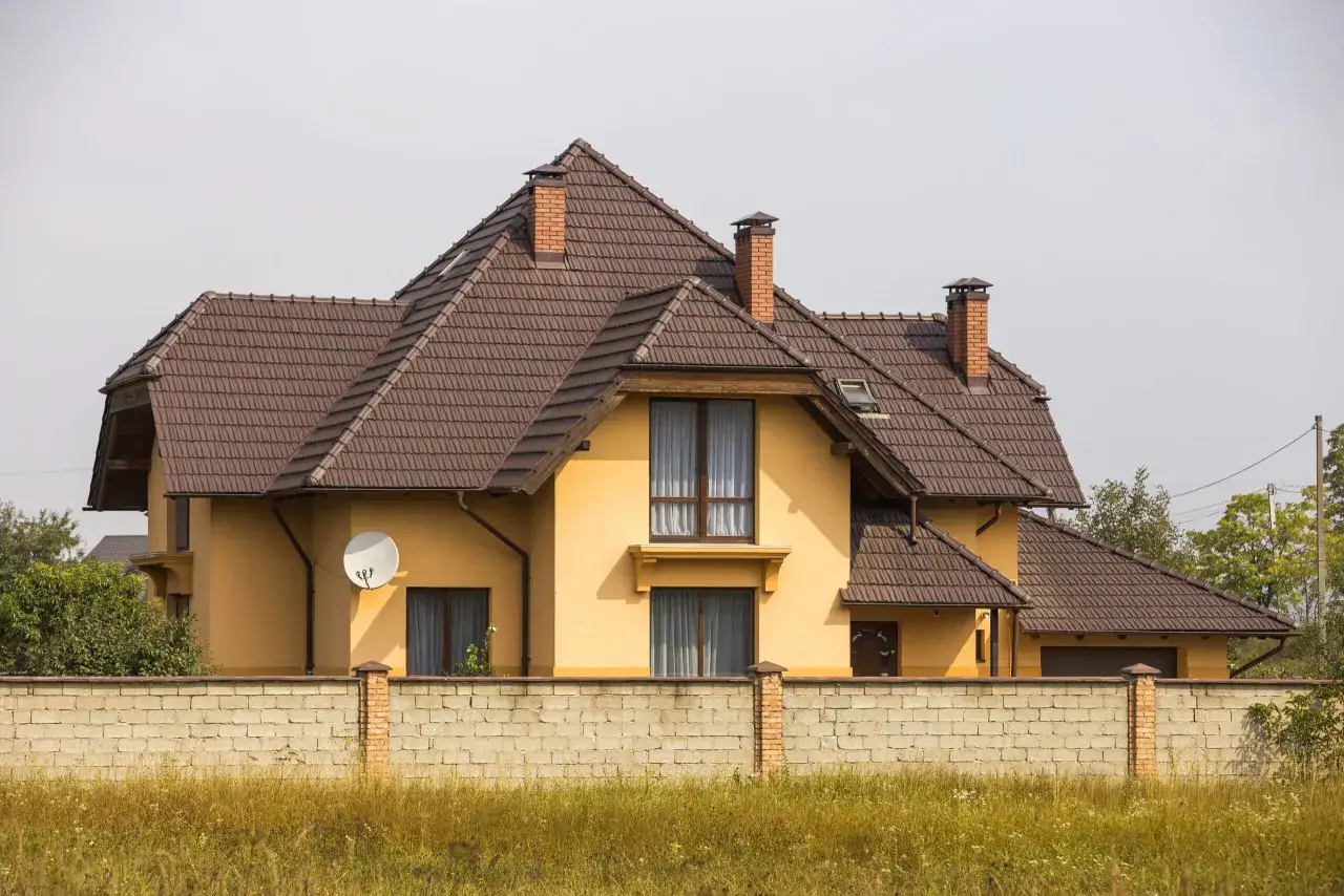 Zdjęcie Jaki kolor elewacji do brązowego dachu i białych okien, aby uniknąć błędów?