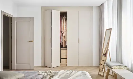 Jak urządzić salon z szafą, aby zyskać więcej przestrzeni i stylu